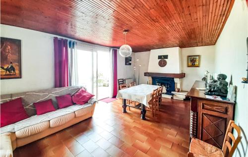4 Bedroom Awesome Home In La Jonchre - Location saisonnière - La Jonchère