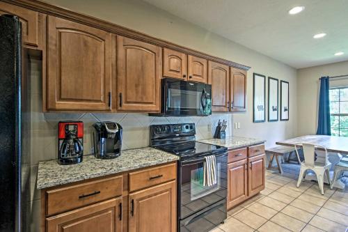 Expansive Townhome with Game Room and Community Pool in Branson West, USA
