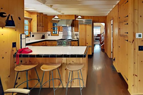 Private & Luxe Hideaway - Office - Walk to Village home - image 7