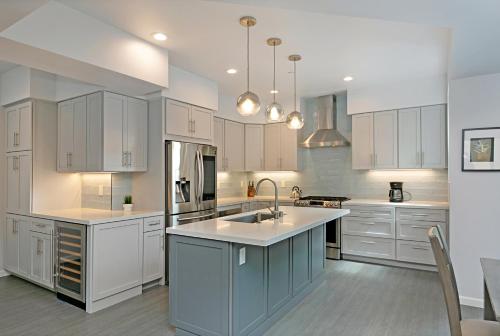 Luxe Gem Near Beach - EV Charger AC Rooftop Deck home - image 7