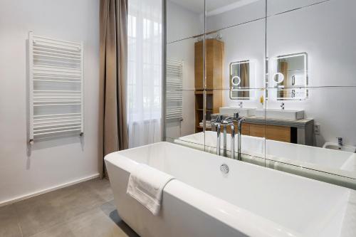 pedestrian street in city center for comfortable and beautiful stay with all comodities within walking distance 2