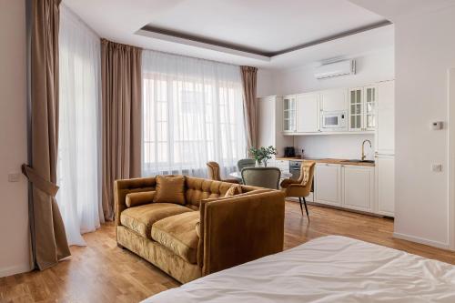 1 queen bed, 1 sofa bed