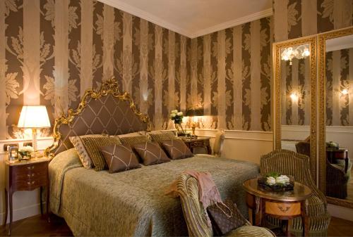 Deluxe Double Room image 7