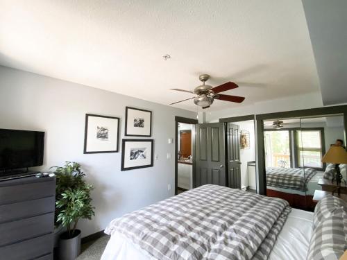 UPPER VILLAGE - 2BD condo steps to Main Pools and Hill