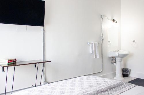 11th Avenue Hostel Room Type - Private Euro Room