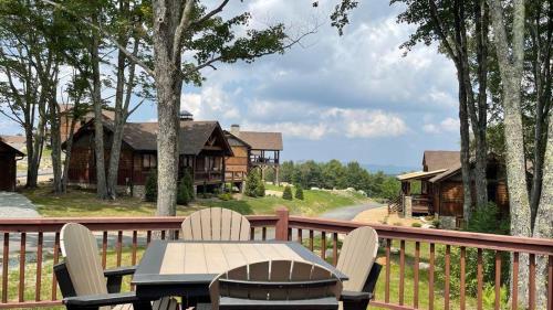 2 BR Cabin with Hot Tub, Deck, Fire Pl