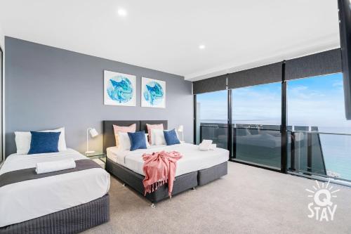 Circle on Cavill – 4 Bedroom Sub Penthouse Ocean - Level 49!!