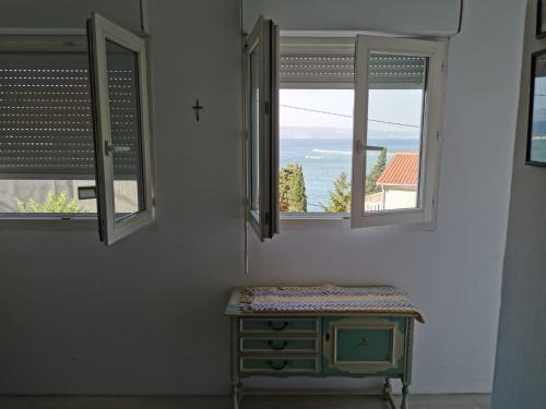 Apartment Renko - 100 m from sea - image 10