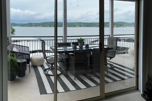 New! Waterfront condo with 2 pools and boat slip!! - image 5