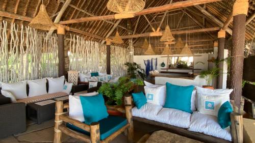 Pub/salon, Pinewood Beach Resort and Spa in Mombasa