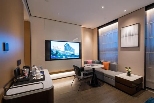Deluxe King Suite image 4