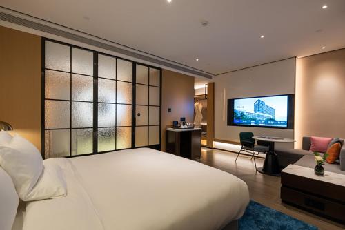 Superior King Room image 2