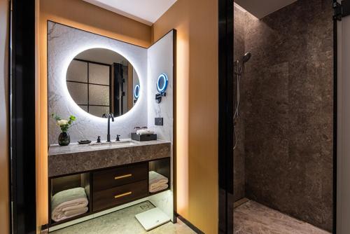 Superior King Room image 3