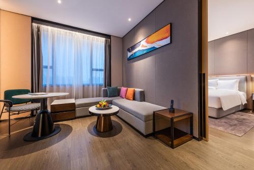 Deluxe King Suite image 2