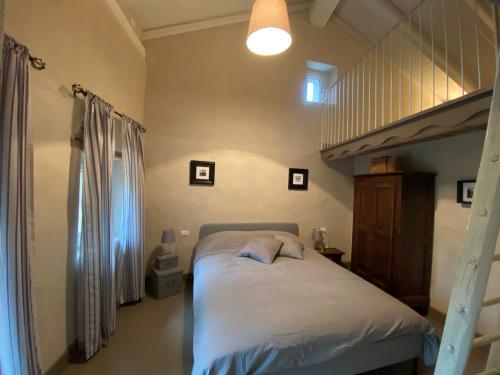 1 double bed, 2 twin beds