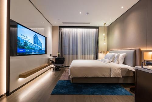 Deluxe Suite with Two King Beds image 3