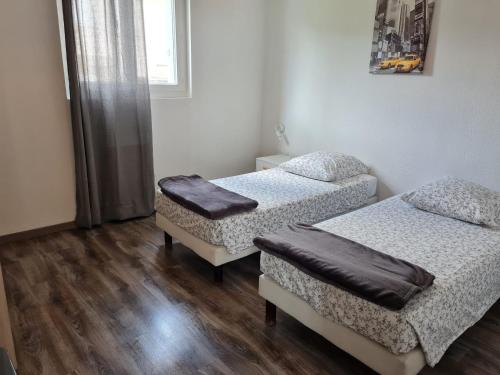 2 bedrooms, 6 beds