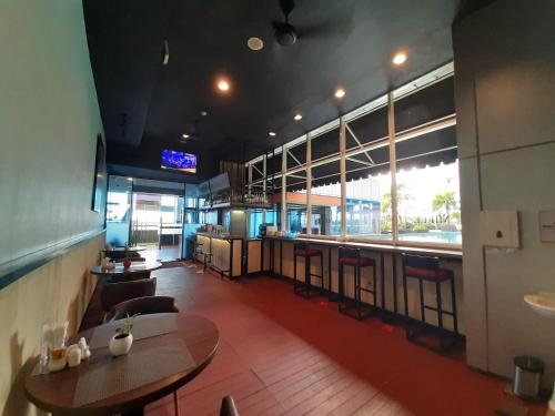 Restaurant, Cozy The Hive Tamansari by Bonzela Property in Cawang