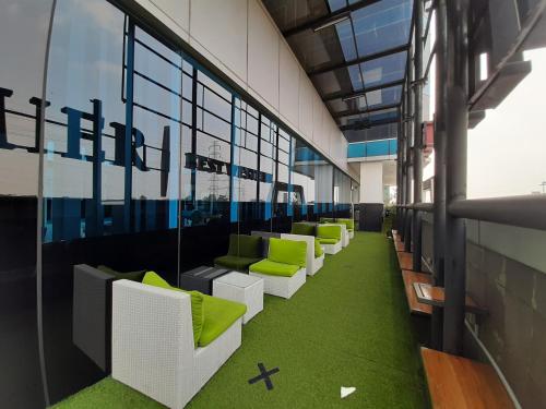 Restaurant, Cozy The Hive Tamansari by Bonzela Property in Cawang