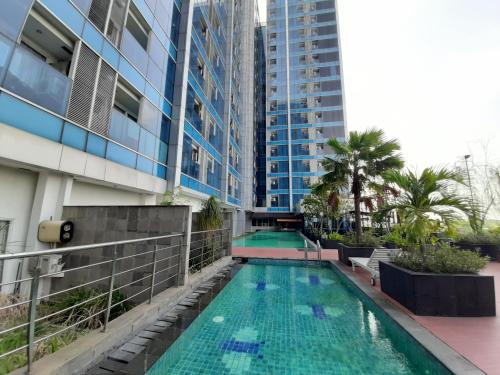 Swimming pool, Cozy The Hive Tamansari by Bonzela Property in Cawang