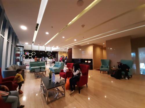 Lobby, Cozy The Hive Tamansari by Bonzela Property in Cawang