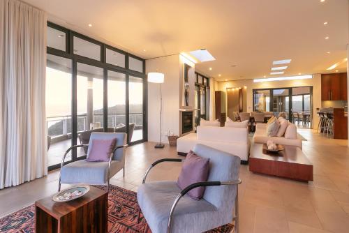 Dazzling View, Knysna - Stunning holiday villa with roof deck & 360° views Dazzling View, Knysna - Stunning holiday villa with roof deck & 360° views