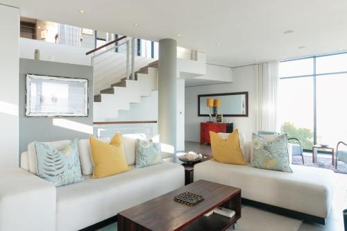 Dazzling View, Knysna - Stunning holiday villa with roof deck & 360° views Dazzling View, Knysna - Stunning holiday villa with roof deck & 360° views