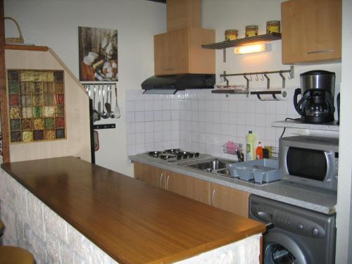 Cocina, Grand gite à la montagne Lescun 64, Vallée d'Aspe ,loué du samedi au samedi (Grand gite a la montagne Lescun 64, Vallee d'Aspe ,loue du samedi au samedi) in Lourdes City Center