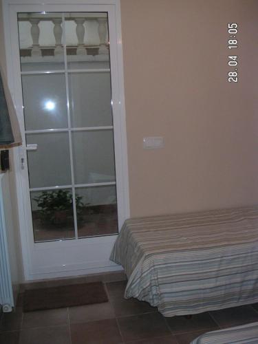 Room in Guest room - Twin room in Valencia with private bathroom and large terrace for pets