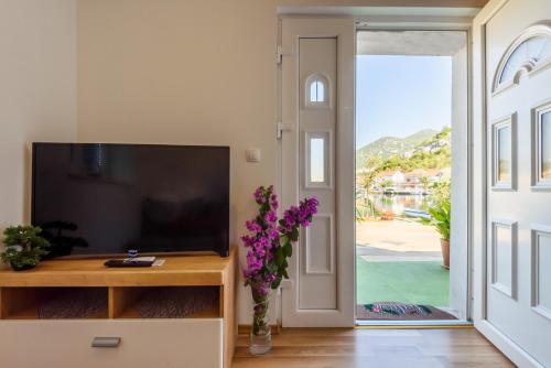 Apartment Đego near Ploce, riverfront, parking in Dubrovnik