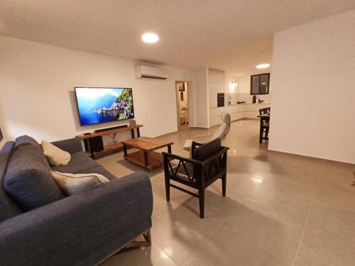 Accommodation at Miss Daisy - להתארח אצל מיס דייזי in 羅什平納市中心