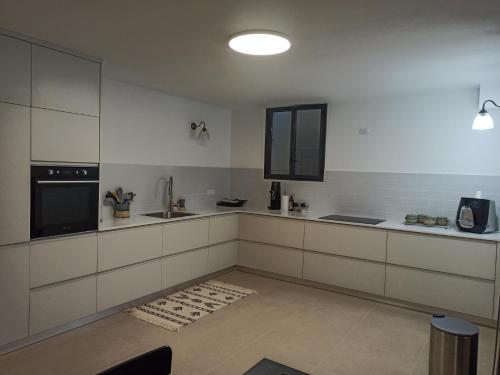 廚房, Accommodation at Miss Daisy - להתארח אצל מיס דייזי in 羅什平納市中心