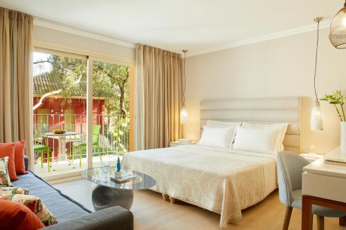 2 twin beds, 1 sofa bed