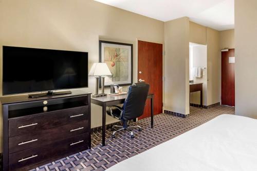 Comfort Suites - image 9