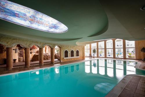Басейн, Hotel Azzun Orient SPA&Wellness in Барчево