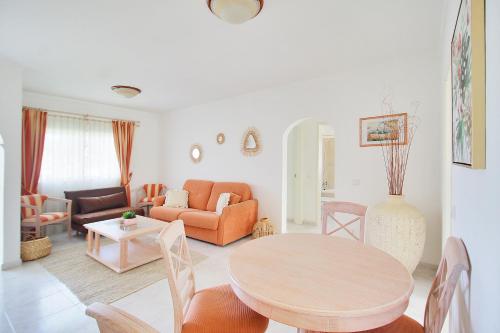 ห้องส่วนกลางสำหรับนั่งเล่น/ดูทีวี, Apt 2 Quartos, Piscina, AC, Campo de Ténis, Prestige For Home (Apt 2 Quartos, Piscina, AC, Campo de Tenis, Prestige For Home) in วาเล ดา อาร์รันกาดา