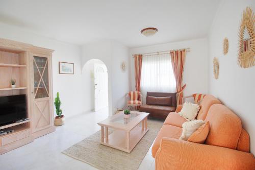 ห้องส่วนกลางสำหรับนั่งเล่น/ดูทีวี, Apt 2 Quartos, Piscina, AC, Campo de Ténis, Prestige For Home (Apt 2 Quartos, Piscina, AC, Campo de Tenis, Prestige For Home) in วาเล ดา อาร์รันกาดา