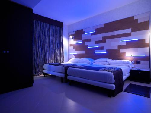 1 queen bed, 1 sofa bed