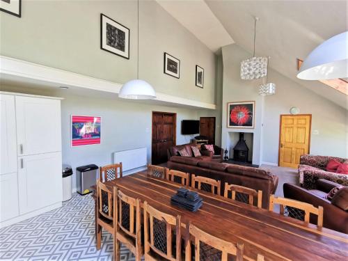 Wellstone Cottages - Honey Coach House with Private Hot Tub in Tegryn