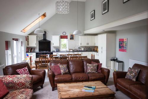 Wellstone Cottages - Honey Coach House with Private Hot Tub in Tegryn