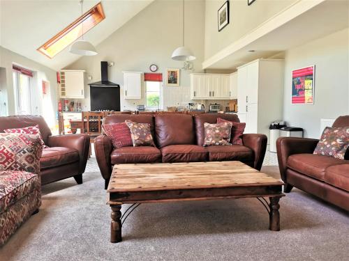 Wellstone Cottages - Honey Coach House with Private Hot Tub in Tegryn