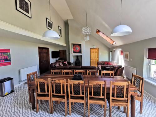 Wellstone Cottages - Honey Coach House with Private Hot Tub in Tegryn