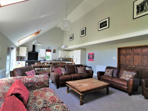 Wellstone Cottages - Honey Coach House with Private Hot Tub in Tegryn