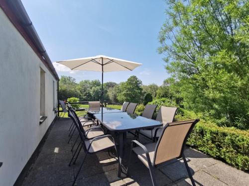 Wellstone Cottages - Honey Coach House with Private Hot Tub in Tegryn