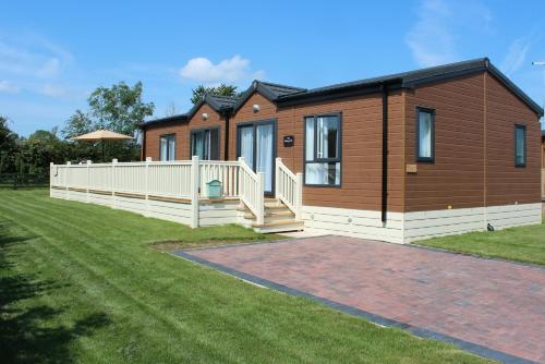 Luxurious Cabin Lodge 2 / 3 Bed, With Private Hot-Tub. Near York cottage Wilberfoss