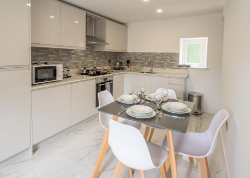 virtuve, Eden Grove Holiday Homes by Guestz in Greitesbija