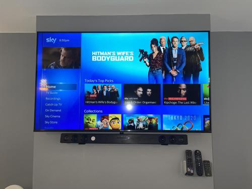 NEW Luxurious Modern Large 3 Bed House - Sleeps Up to 10 Guests - Sky Ultra HD, Sky Movies, Netflix,