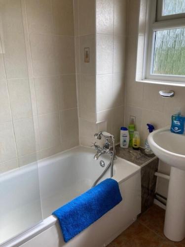 5-Bed Town House in Newport gîte à louer Crackleybank