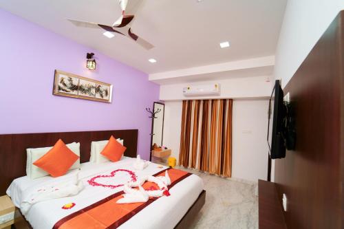 1 king bed, 1 sofa bed