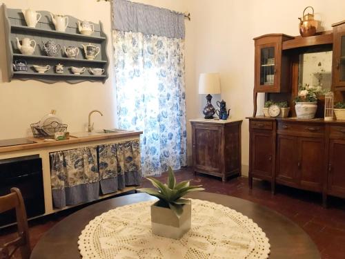 кухня, Suite Romantica con Giardino in Dimora Storica - Camera e Appartamento - B&B Palazzo Robicci in Кастільон Флорентіно